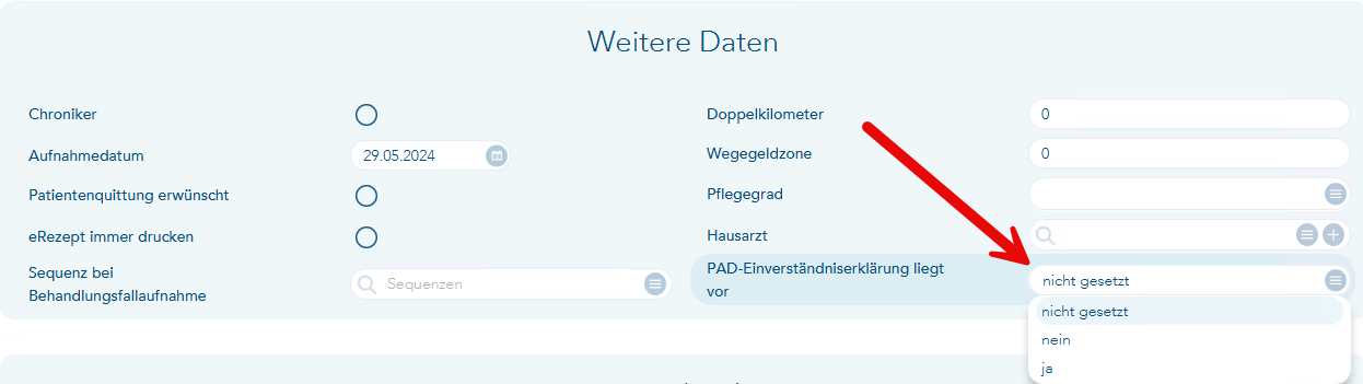 Das Bild zeigt den Bereich Weitere Daten der Patientendetails und ein roter Pfeil verweist auf das Eingabefeld PAD-Einverständniserklärung liegt vor mit geöffnetem Auswahlfenster und Vorbelegung nicht gesetzt
