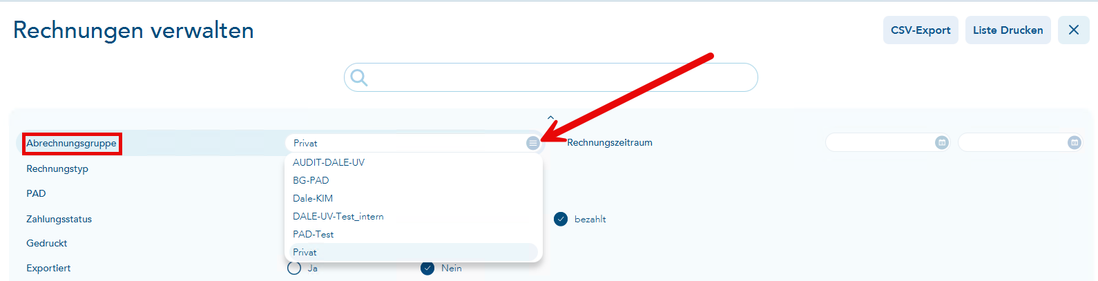 Das Bild zeigt den Vorgang Benutzer verwalten und hier verweist ein roter Pfeil auf den Auswahlbutton für die Abrechnungsgruppe und die Feldbezeichnung Abrechnungsgruppe ist rot umrandet