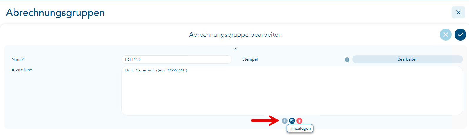 Das Bild zeigt den Vorgang der Abrechnungsgruppen und ein roter Pfeil verweist auf den Button Hinzufügen unterhalb der Arztrollen