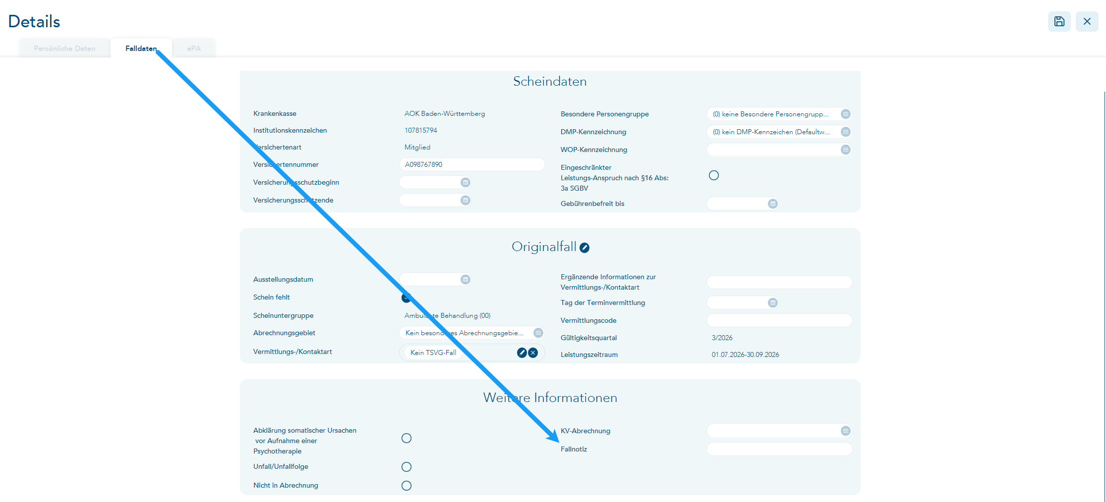 Das Bild zeigte die Patientendetails und hier den Reiter Falldaten. Ein blauer Pfeil verweist auf das Eingabefeld für die Fallnotiz im Bearbeitungsmodus der Falldaten