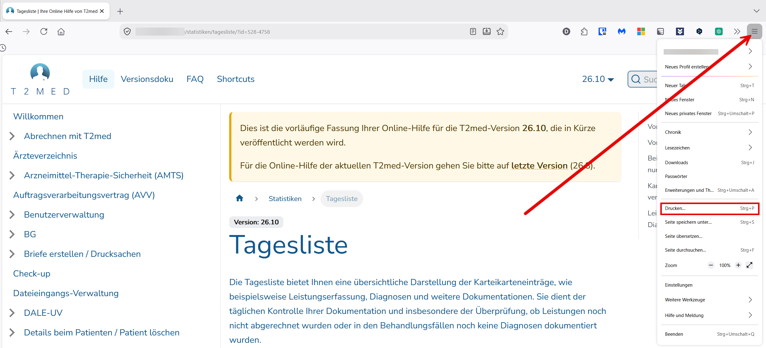 Das Bild zeigt die im Firefox-Browser geöffnete T2med-Hilfeseite der Tagesliste. Ein roter Pfeil verweist auf das Anwendungsmenü oben rechts und in dem geöffneten Anwendungsmenü ist der Menüpunkt zum Drucken rot umrandet.