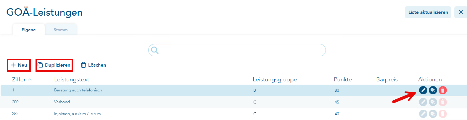 Das Bild zeigt den Vorgang der GOÖ-Leistungen. Ein roter Pfeil verweist auf das Stift-Symbol in der Spalte Aktionen und oben links sind die beiden Aktionsbuttons Neu und Duplizieren rot umrandet