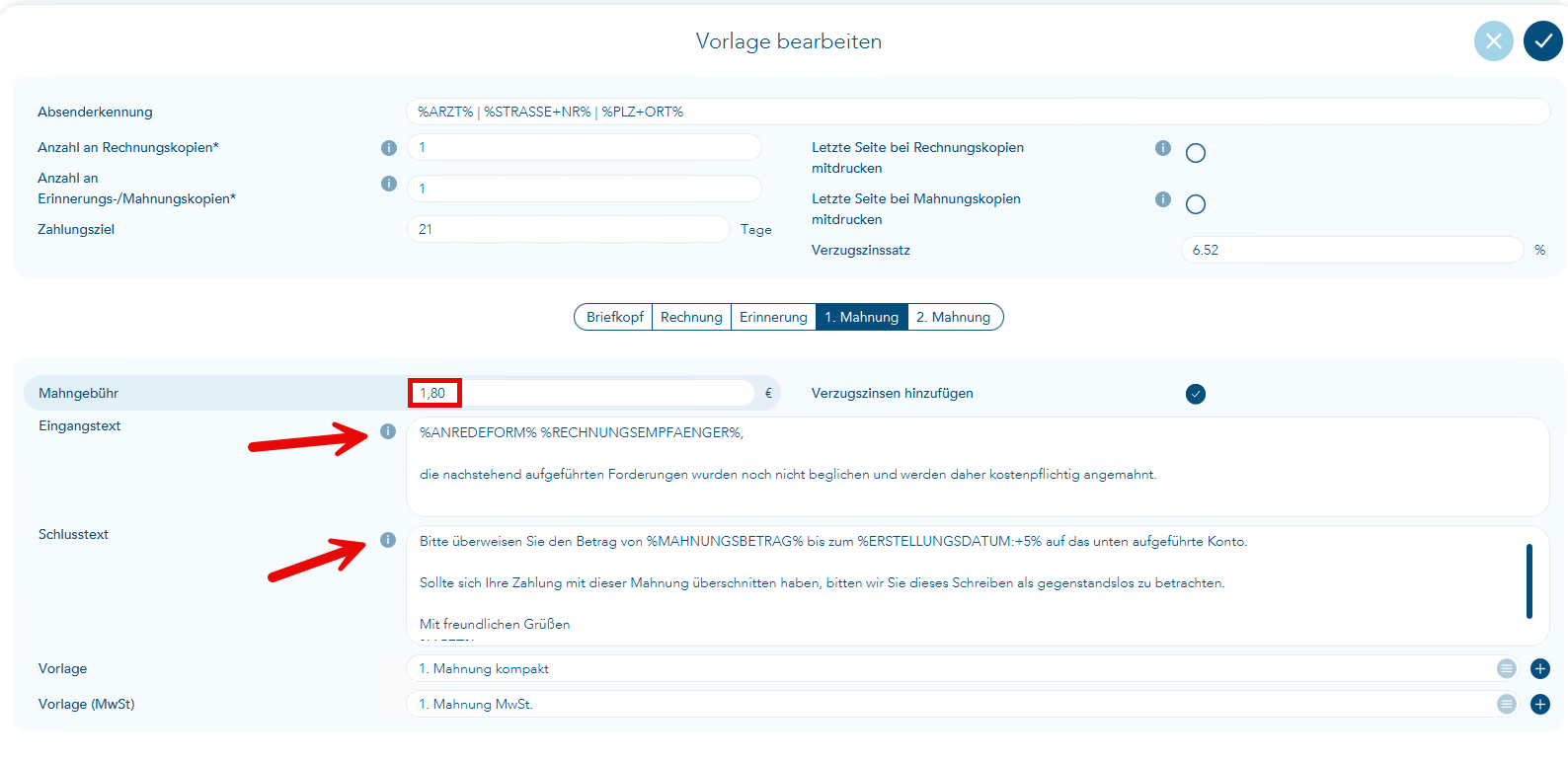 Das Bild zeigt den Vorgang Vorlage bearbeiten und hier ist der Betrag im Feld Mahngebühr rot umrandet - ferner verweisen zwei rote Pfeile auf die i-Buttons im Bereich Eingangstext und Schlusstext