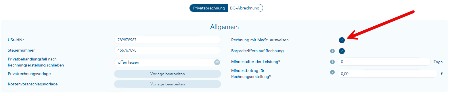 Das Bild zeigt den Vorgang der Abrechnungsgruppen und im Bereich Allgemein mit dem Fokus auf Privatabrechnung verweist ein roter Pfeil auf den Einstellungspunkts Rechnung mit MwSt. ausweisen