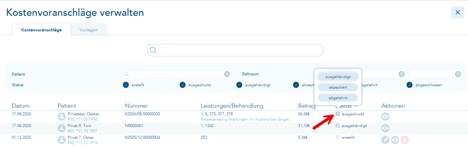Das Bild zeigt den Vorgang Kostenvoranschläge verwalten und weist mit einem roten Pfeil auf das Stiftsymbol hin, über das der Status ausgewählt werden kann.