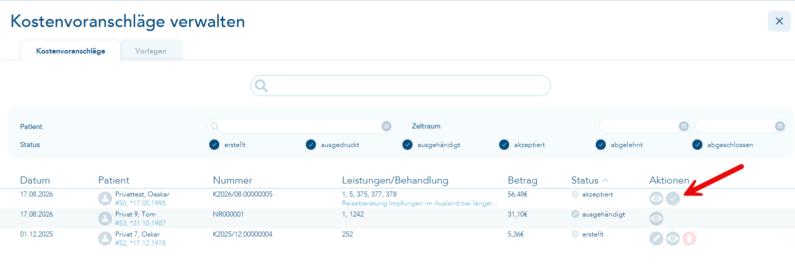 Das Bild zeigt den Vorgang Kostenvoranschläge verwalten und weist mit einem roten Pfeil auf das Häkchen in der Tabelle