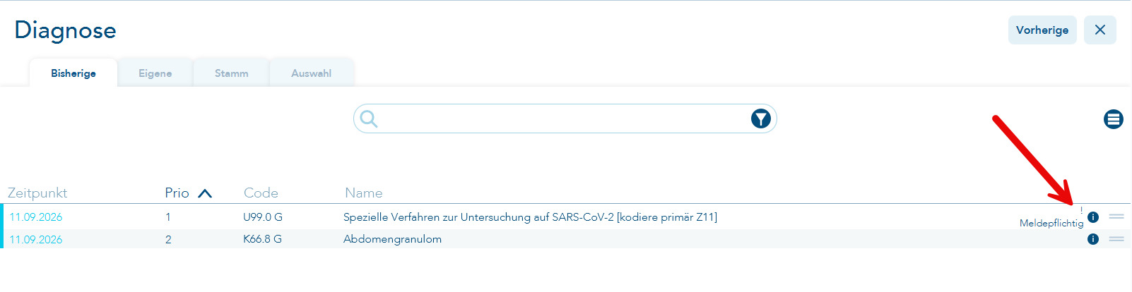 Das Bild zeigt den Vorgang Diagnosen und ein roter Pfeil verweist auf das kleine Ausrufezeichen ganz rechts hinter der Beispieldiagnose