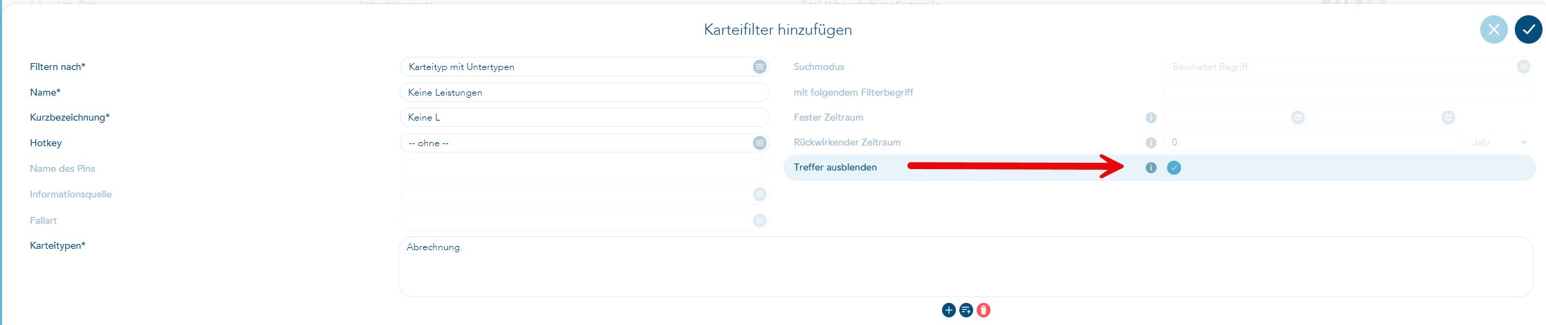 Das Bild zeigt den Vorgang Karteifilter bearbeiten. Ein roter Pfeil verweist auf den gesetzten Haken für Treffer ausblenden