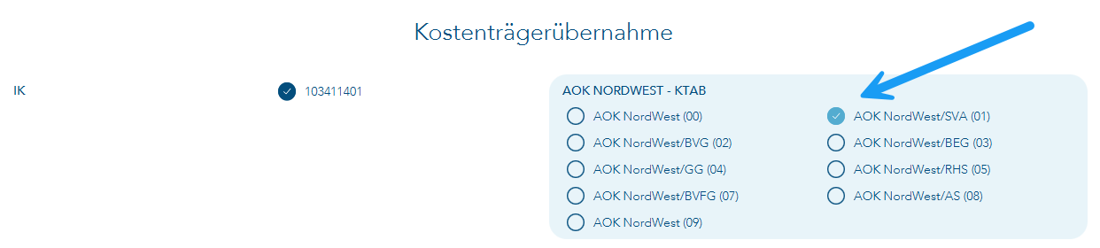 Das Bild zeigt den zur Übernahme markierten Eintrag AOK NordWest/SVA 01 und ein blauer Pfeil verweist auf den Eintrag