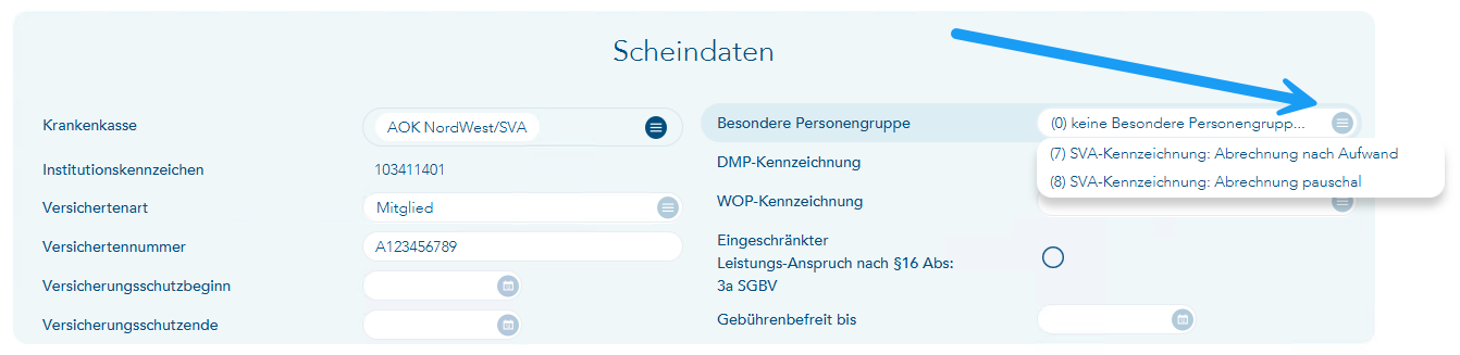 Das Bild zeigt die Scheindaten des Patienten, wobei ein blauer Pfeil auf die geöffnete Auswahl der Besonderen Personengruppe verweist.