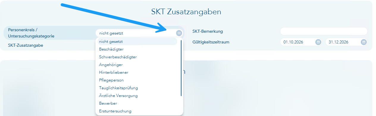Das Bild zeigt die SKT Zusatzangaben des Patienten und ein blauer Pfeil verweist auf die geöffnete Auswahl der Personengruppe/Untersuchungskategorie