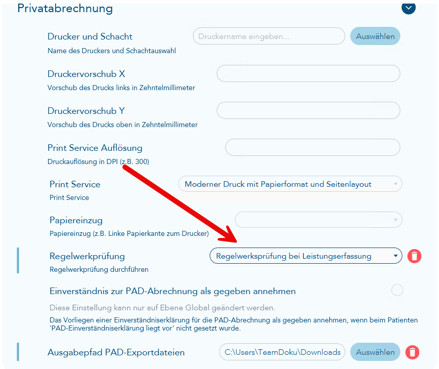 Das Bild zeigt die Einstellungen zur Privatabrechnung und ein roter Pfeil verweist auf die Regelwerksprüfungseinstellung