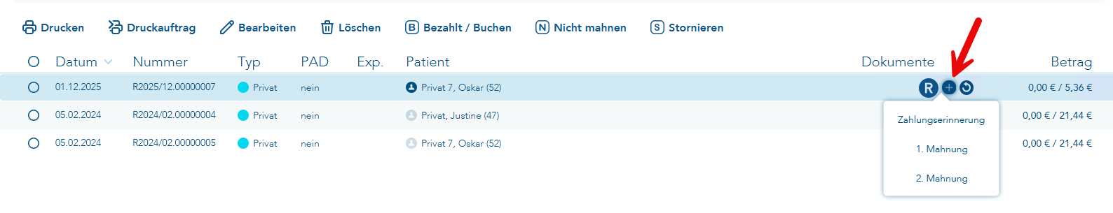 Das Bild zeigt den geöffneten Vorgang Rechnung verwalten - im unteren Tabellenbereich in der Spalte Dokumente verweist ein roter Pfeil auf das +-Symbol zum Öffnen des Auswahlfensters der Mahnstufen