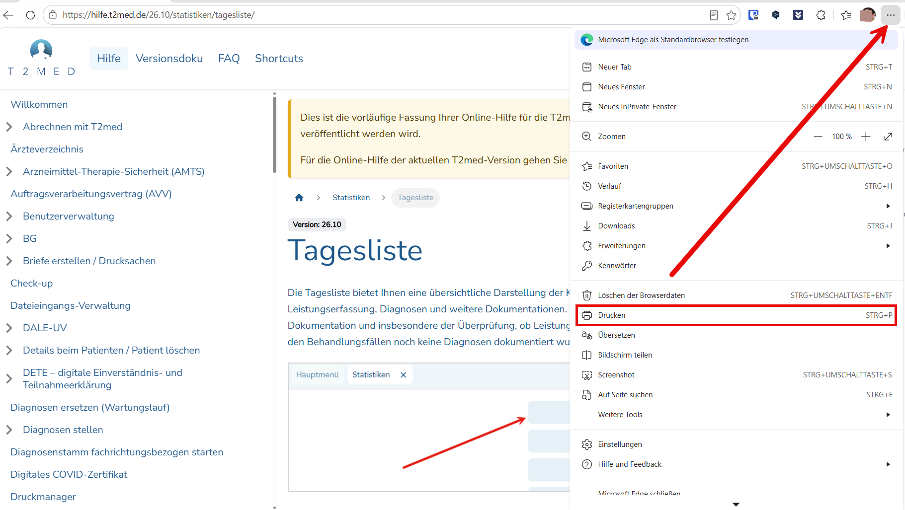 Das Bild zeigt die im Microsoft-Edge-Browser geöffnete T2med-Hilfeseite der Tagesliste. Ein roter Pfeil verweist auf das Anwendungsmenü oben rechts und in dem geöffneten Anwendungsmenü ist der Menüpunkt zum Drucken rot umrandet.
